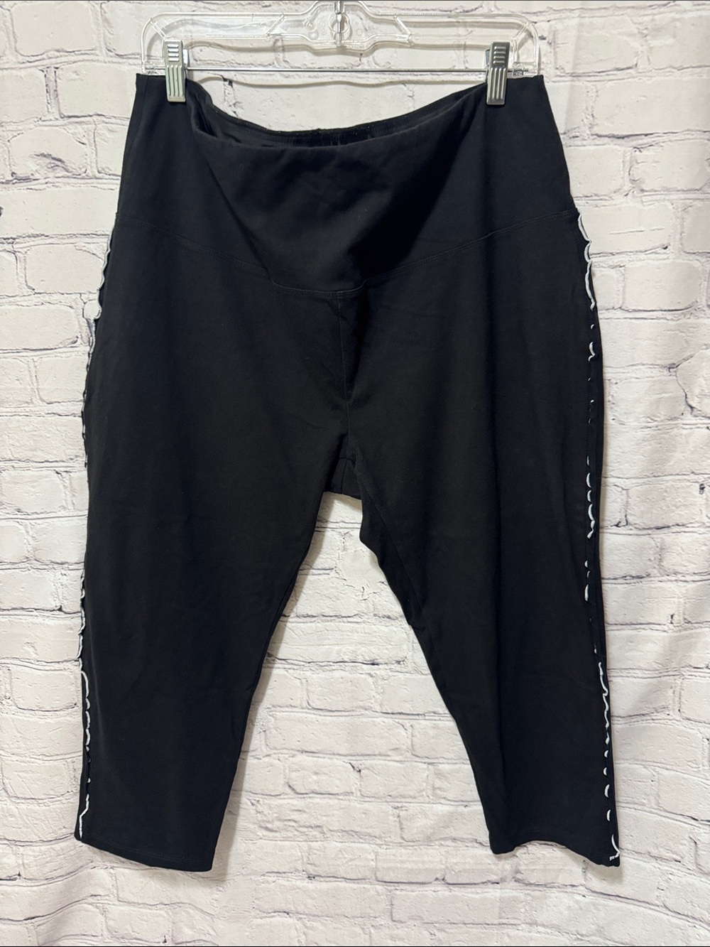 EUC Ruby Ribbon Tuxedo Ruffle Edge Stretch Capri Leggings summer workout lounge